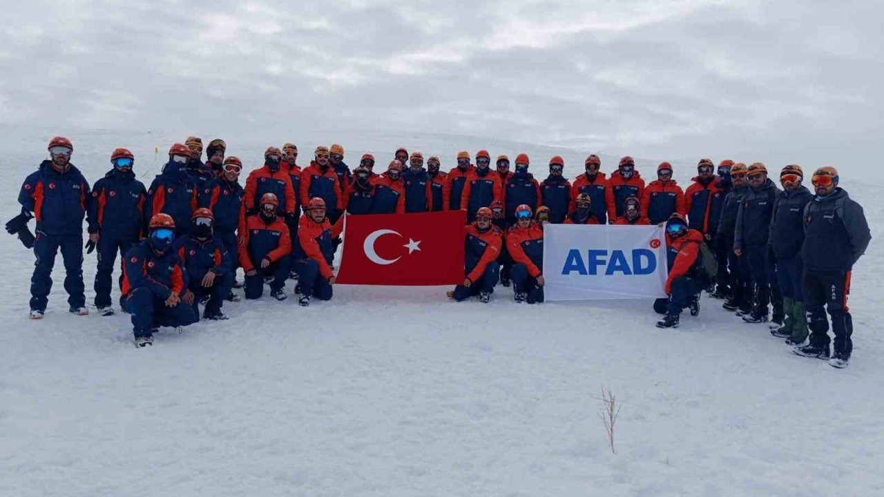 Bayburt AFAD ekibi çığ eğitimine katıldı