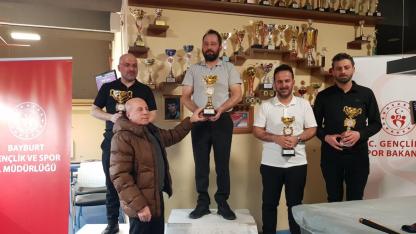 Bayburt’ta bilardo heyecanı: 3 bant il birincisi Fikret Saka oldu!