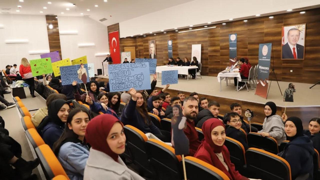 Bayburt’ta fikirler çarpıştı: Gençler sosyal medyayı masaya yatırıldı!