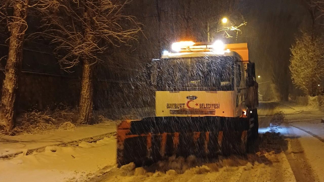 Bayburt’ta kar mesaisi: Belediye ekipleri ilk kar tanesiyle sahaya indi!