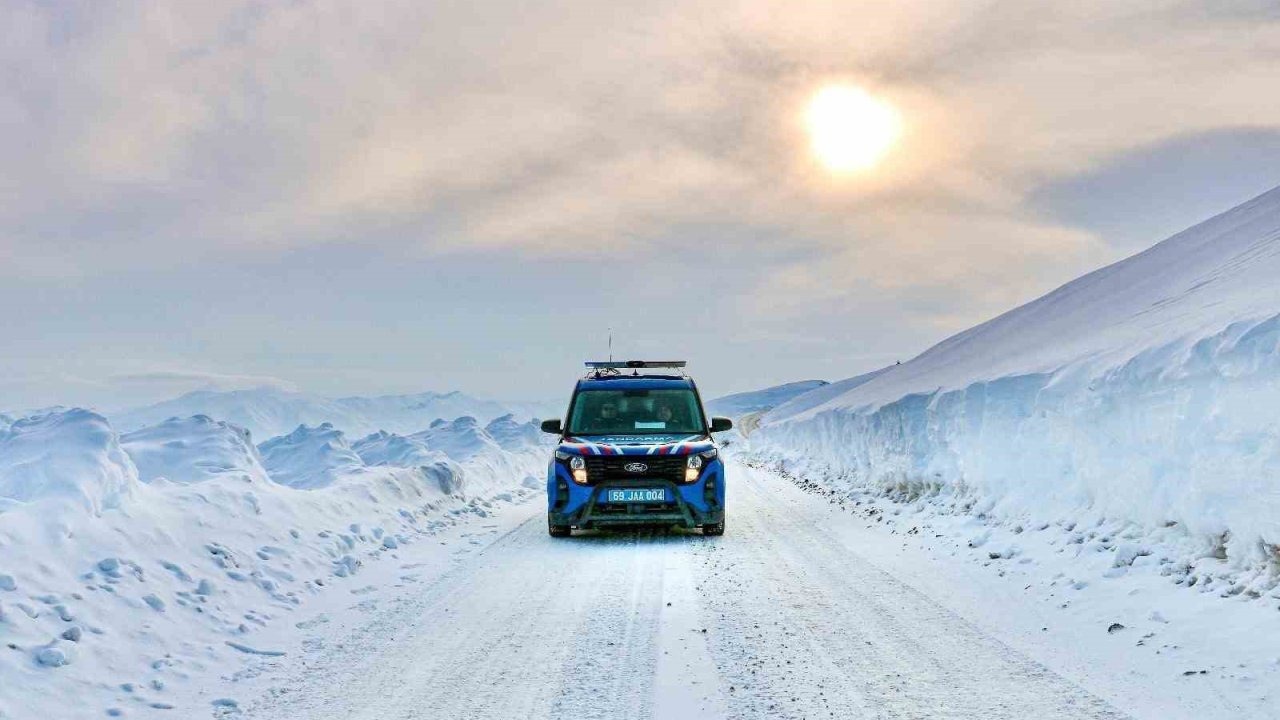 Beyaza bürünen Bayburt’ta jandarma ekipleri görev başında