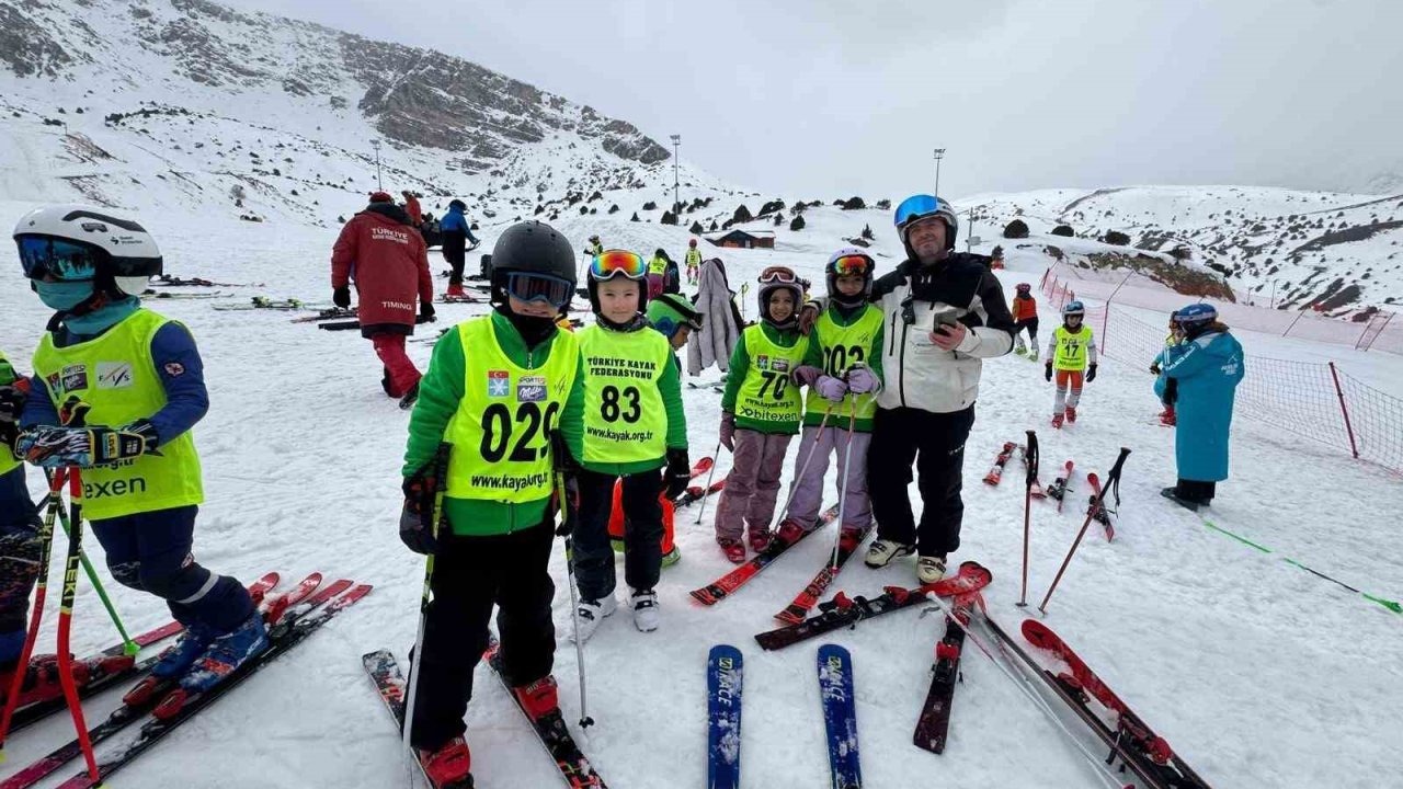 Ergan Dağı Kayak Merkezi’nde yarışma heyecanı başladı