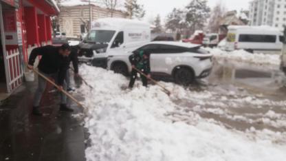 Esnaftan kar mesaisi: Dükkân önleri el birliğiyle temizlendi
