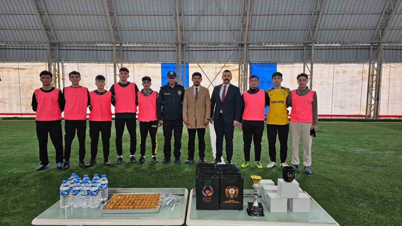 Öğrencilerle halı sahada maç yapan polis, terör örgütleri konusunda bilgilendirdi
