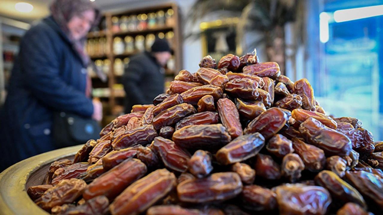 Sofraların sultanı tezgahlara indi: İşte Bayburt’ta güncel hurma fiyatları!