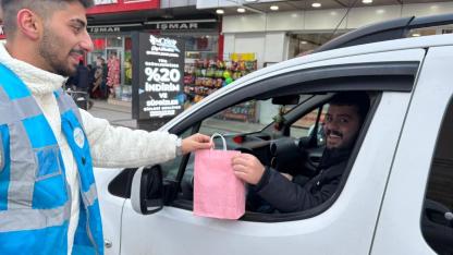 Trafikte iftar telaşına AK Gençlik dokunuşu: “İftara 5 Kala” sürücülerin yüzü güldü…