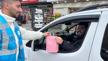 Trafikte iftar telaşına AK Gençlik dokunuşu: “İftara 5 Kala” sürücülerin yüzü güldü…