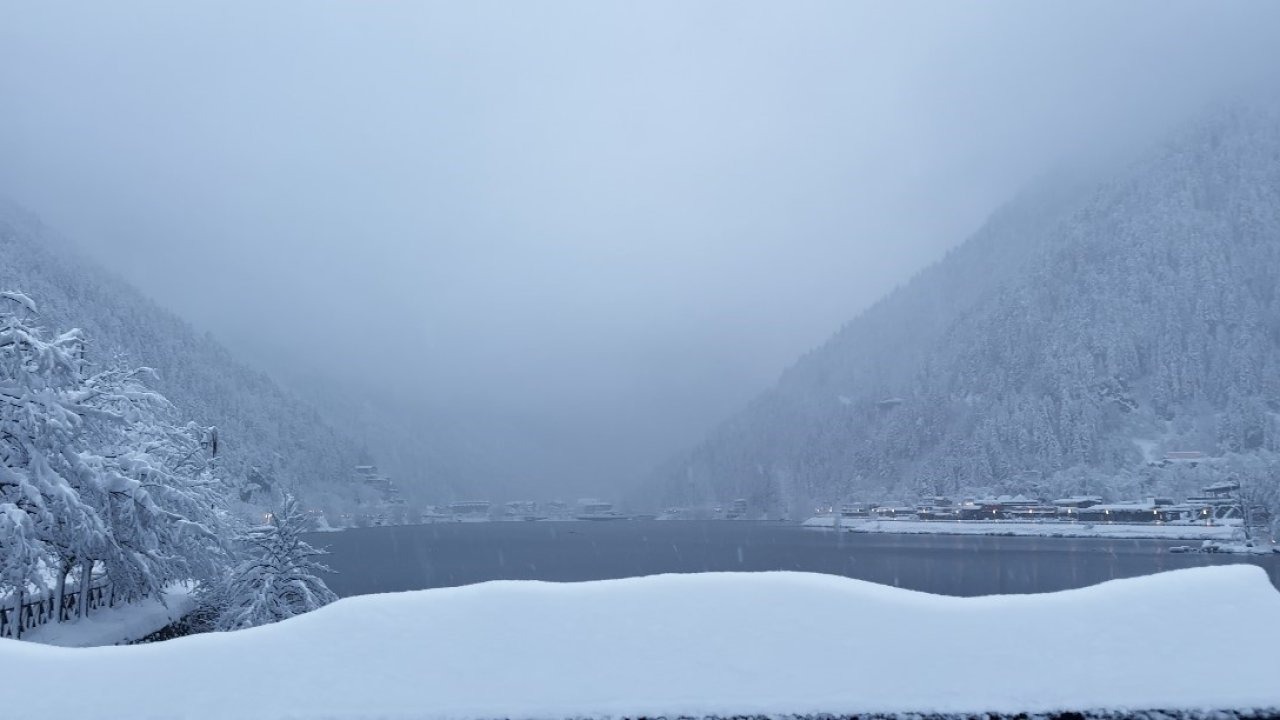 Uzungöl beyaza büründü: Kar kalınlığı 1 metreyi aştı