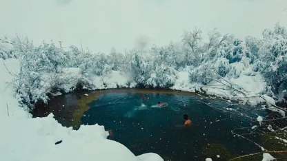 Muhteşem manzarada üç arkadaş kar yağışı altında gölette yüzdü