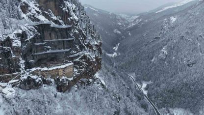 Sümela Manastırı beyaza, Altındere Vadisi sessizliğe büründü