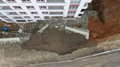 Trabzon’da istinat duvarı çöktü, 9 katlı bina zarar gördü