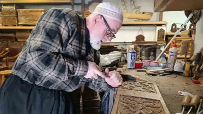 49 yıldır oymacı sandık ustalığı yapıyor