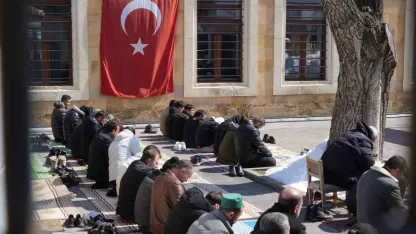 Ramazan’ın son Cuma namazında yoğunluk...
