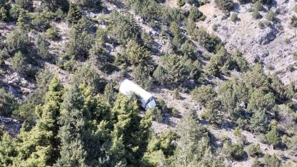 Kemaliye’de freni patlayan kamyon uçuruma yuvarlandı