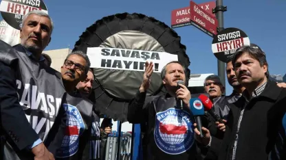 Memur-Sen, ABD Büyükelçiliği önüne siyah çelenk bıraktı