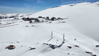 Kadırga Yaylası’ndaki üstü açık camiden kar manzaraları