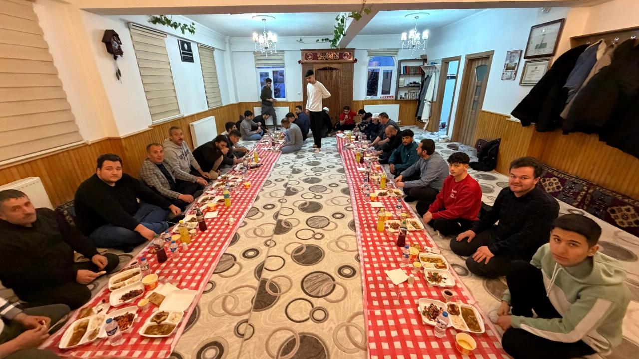 Başkan Şeker iftar sofrasını gençlerle paylaştı