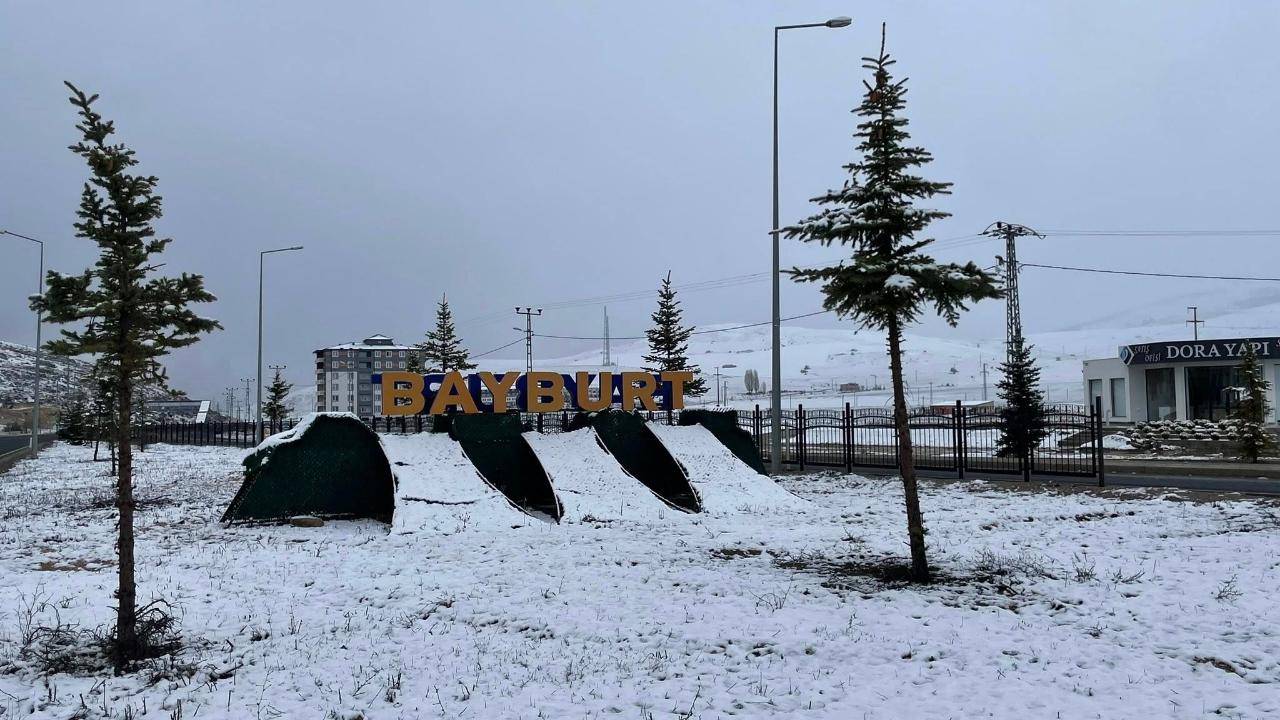 Bayburt güne beyaz örtüyle uyandı