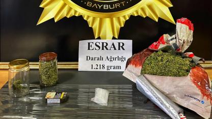 Bayburt’ta uyuşturucuya geçit yok: 1 kilo 218 gram esrar yakalandı!