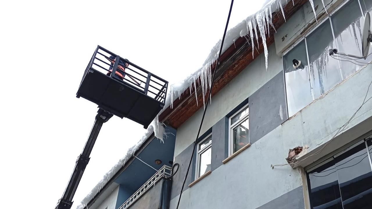 Buz sarkıtları temizleniyor