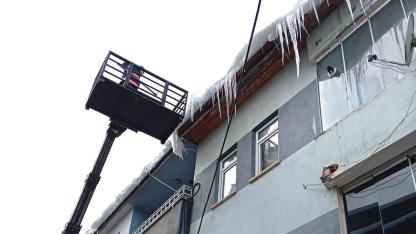 Buz sarkıtları temizleniyor