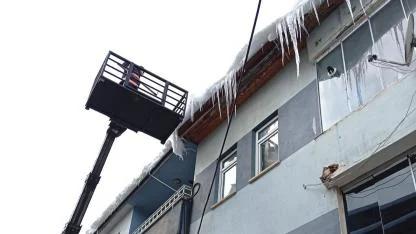 Buz sarkıtları temizleniyor