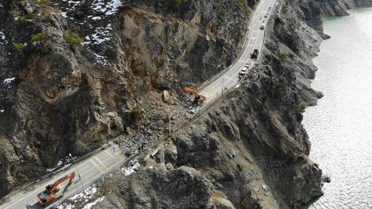 Gümüşhane - Giresun kara yolunu kapatan heyelan havadan görüntülendi