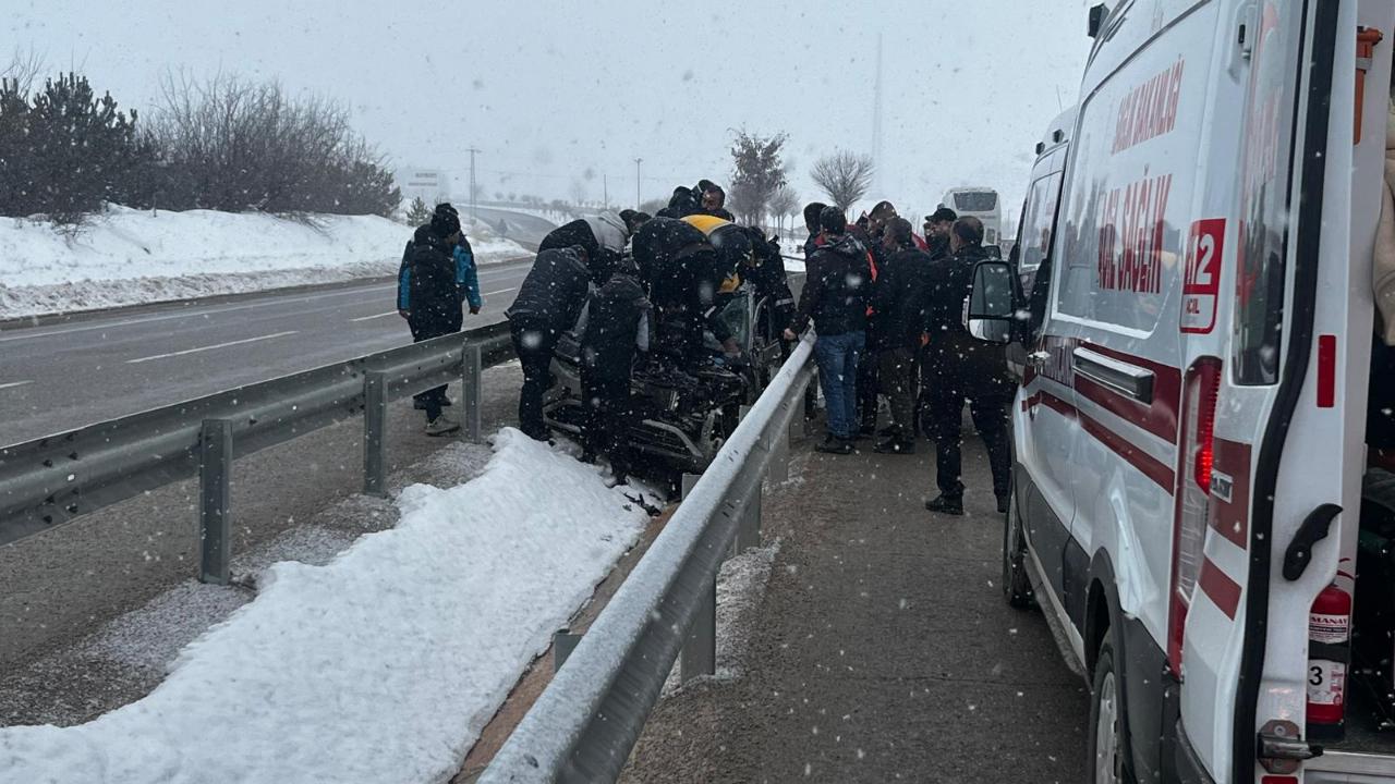 İftar vakti korkutan kaza: Kontrolden çıkan araç refüje daldı!