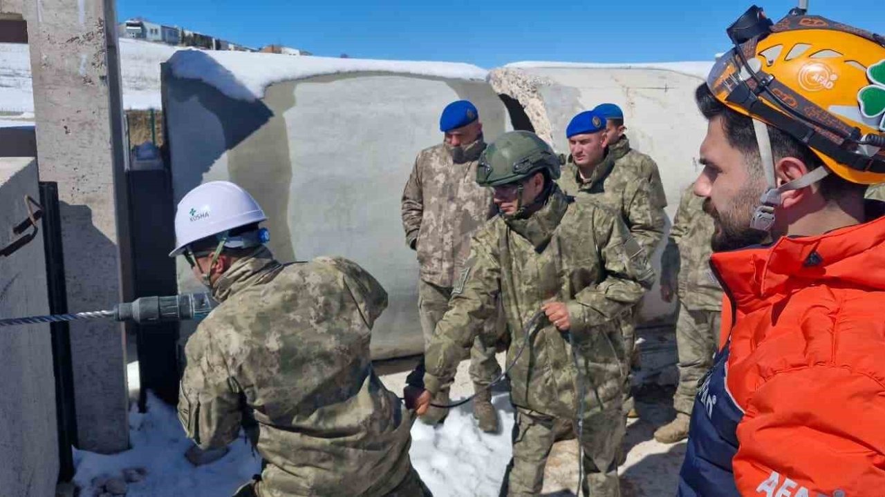 Komandolara arama kurtarma eğitimi verildi