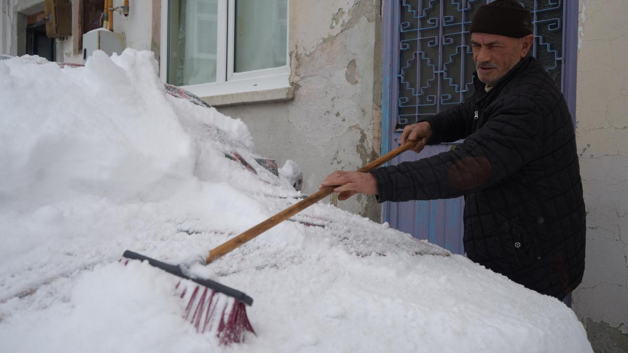 Mart kapıdan baktırdı: Bayburt güne 15 santimetre karla uyandı