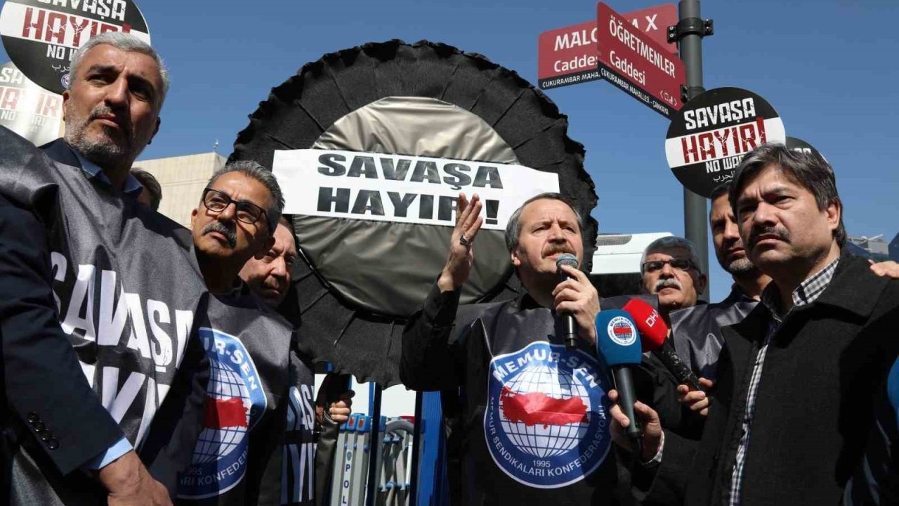 Memur-Sen, ABD Büyükelçiliği önüne siyah çelenk bıraktı