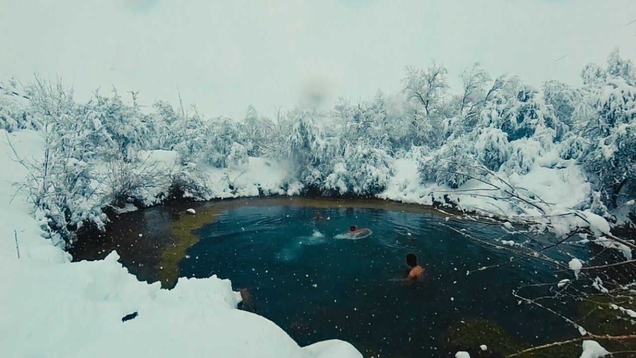 Muhteşem manzarada üç arkadaş kar yağışı altında gölette yüzdü