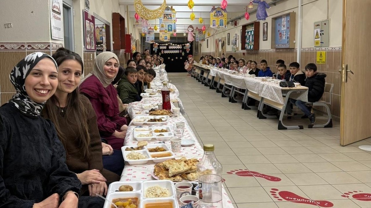 Öğretmenler ve öğrenciler iftar sofrasında bir araya geldi