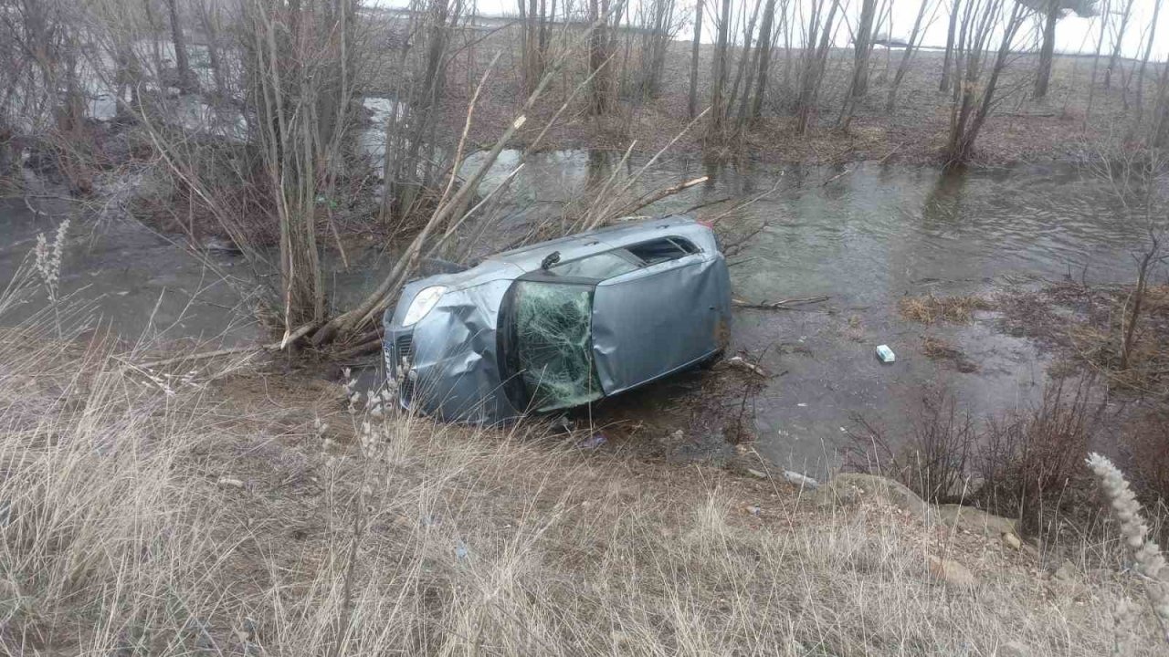 Otomobil dereye uçtu: 1 yaralı!