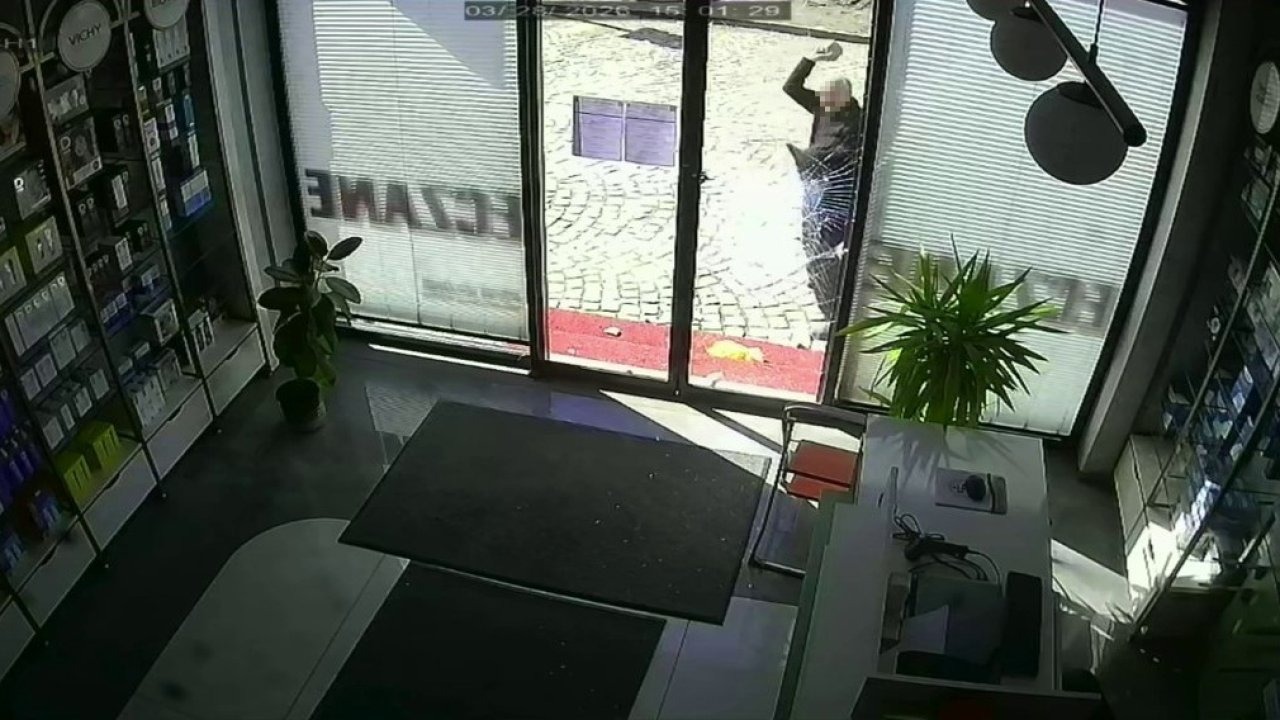 Parke taşıyla eczanenin camını kırdı, ayçiçeği yağıyla kundaklamak istedi
