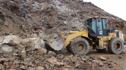 Erzurum’da heyelan yolu kapattı