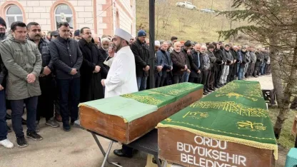 Trafik kazasında hayatını kaybeden baba ve öğretmen kızı son yolculuğuna uğurlandı