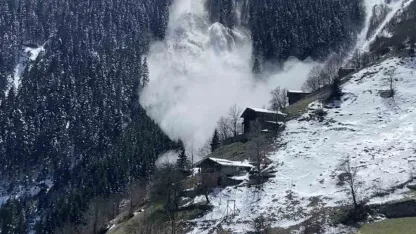 Trabzon’daki çığ anı cep telefonu kamerasına yansıdı