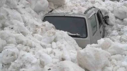 Çığ altında kalmaktan son anda kurtuldular