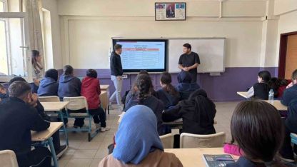 Lise öğrencilerine yapay zekâ ve dijital yetkinlik eğitimi verildi