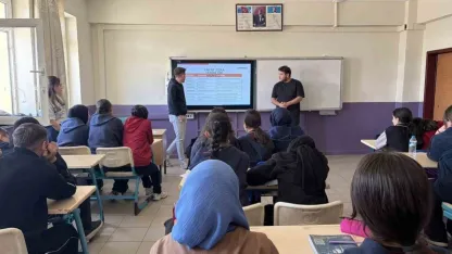 Lise öğrencilerine yapay zekâ ve dijital yetkinlik eğitimi verildi