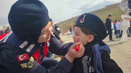 jandarma, 23 Nisan’ı köy okulunda öğrencilerle kutladı