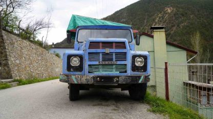 Evinin önünde odunluk olarak kullandığı kamyonu İstanbul’da ceza yedi