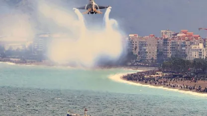 SOLOTÜRK nefes kesti: 23 Nisan kutlamalarında gökyüzü bayraklarla buluştu