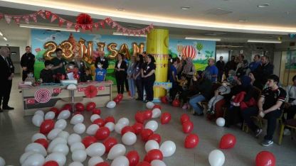 Hastanede 23 Nisan sevinci: Minik kahramanların yüzü güldü