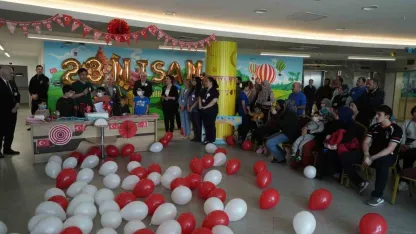 Hastanede 23 Nisan sevinci: Minik kahramanların yüzü güldü