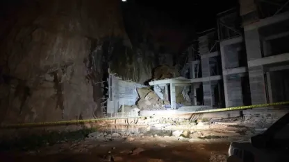 Gümüşhane’de yamaçtan kopan dev kayalar, inşaat halindeki binanın üstüne düştü