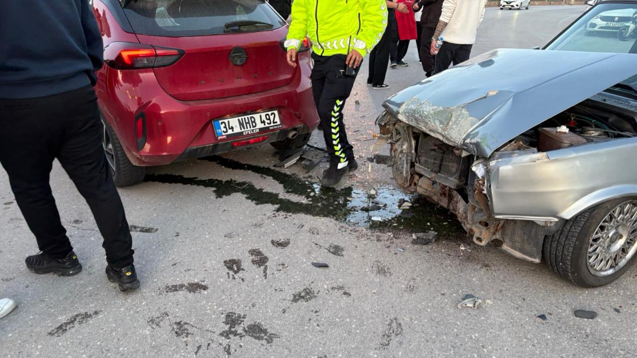 Ara yoldan hızla çıktı, caddeyi birbirine kattı!