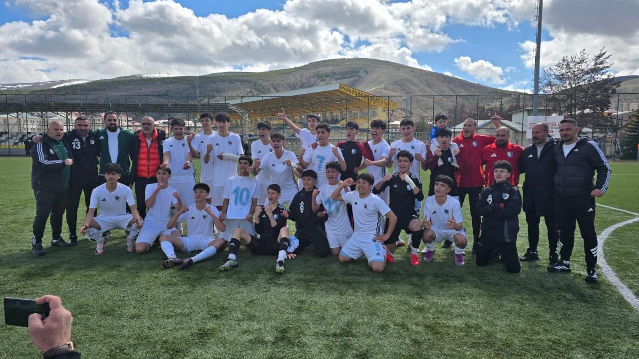 Bayburt’ta Erzurumspor sevindi: Genç dadaşlar Türkiye Finalleri’nde son 8’de!