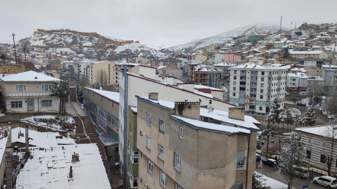 Bayburt’ta kar inadı: Şehir bir kez daha beyaz örtüyle uyandı